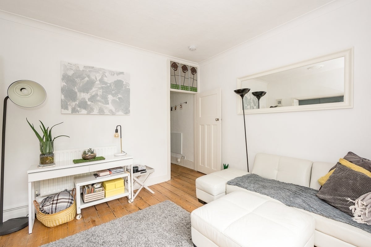 Flat Larkhall Rise in Greater London