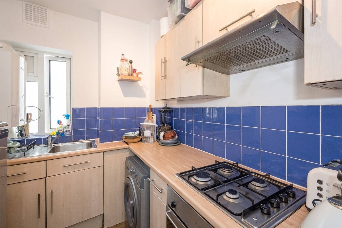 Flat Larkhall Rise in Greater London