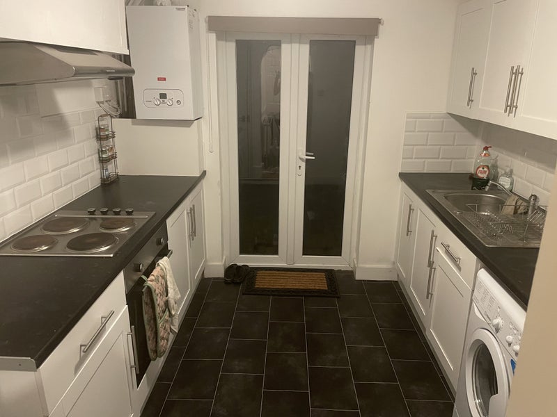 Room Charnwood Road in Greater London