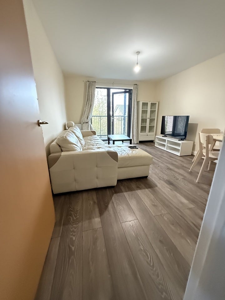 Flat Chequers Close in Greater London