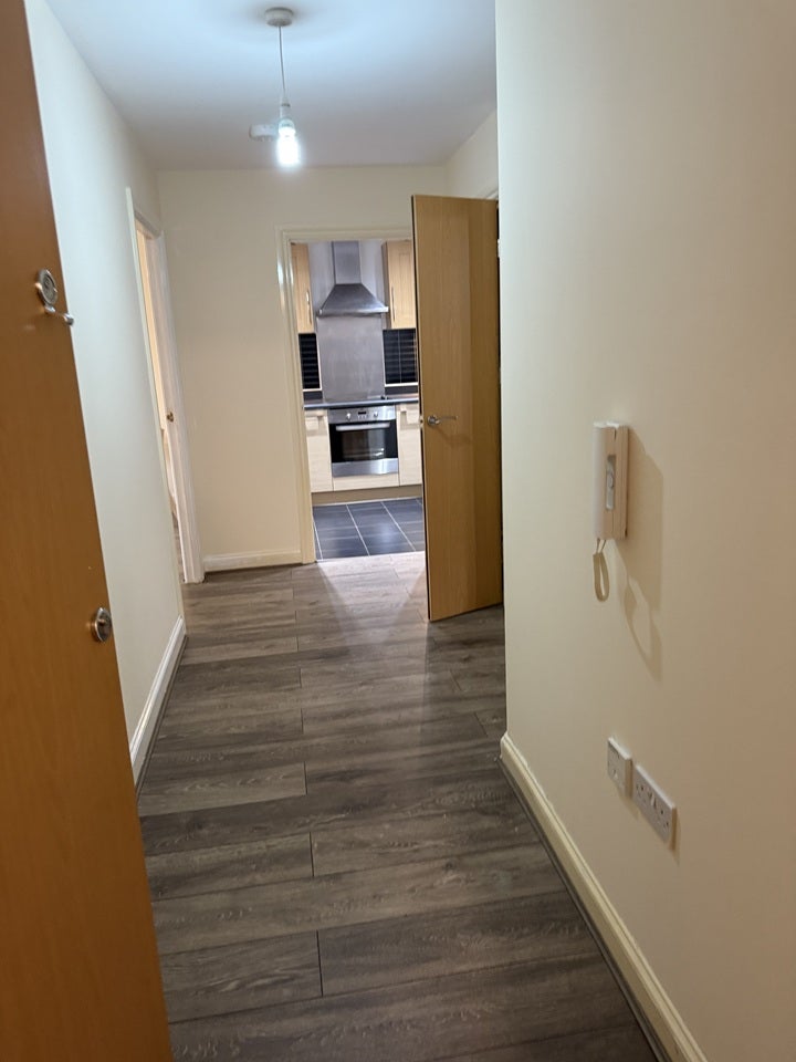 Flat Chequers Close in Greater London