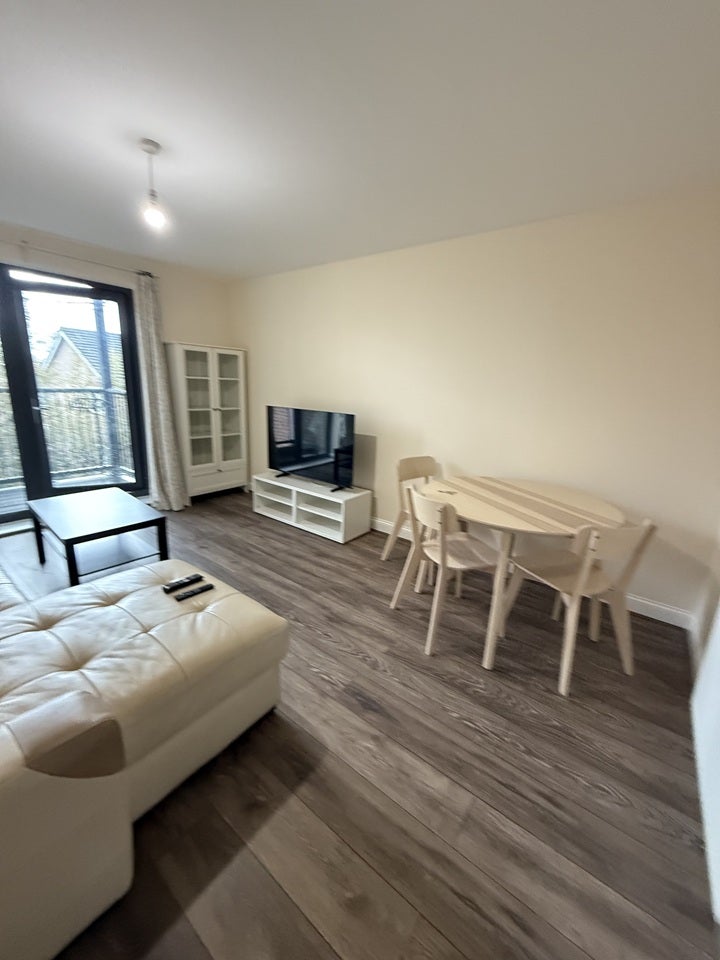 Flat Chequers Close in Greater London