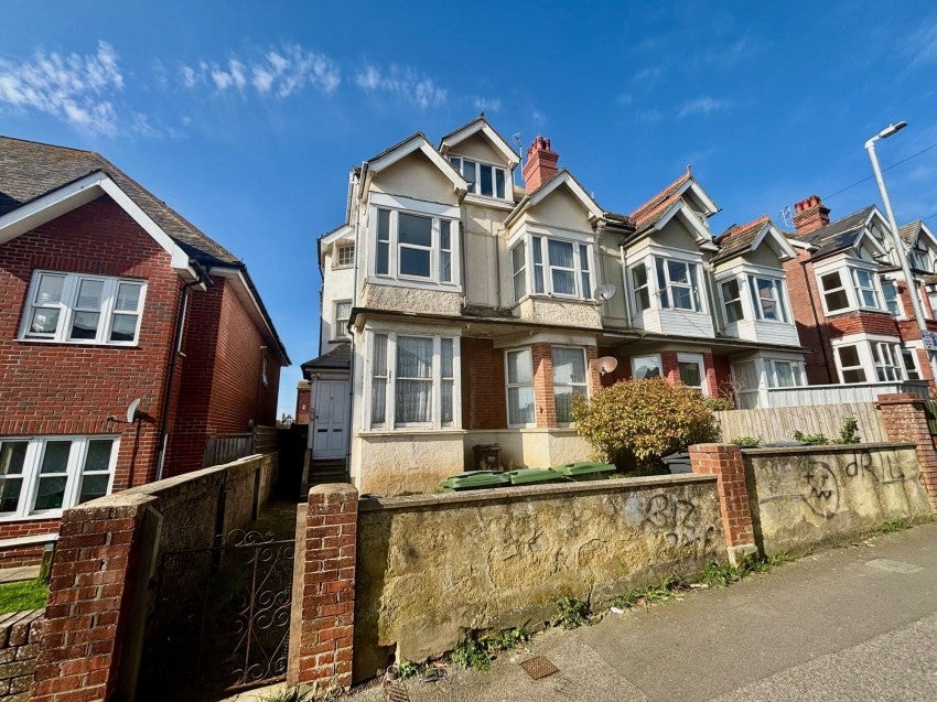 Flat Amherst Road in Rother