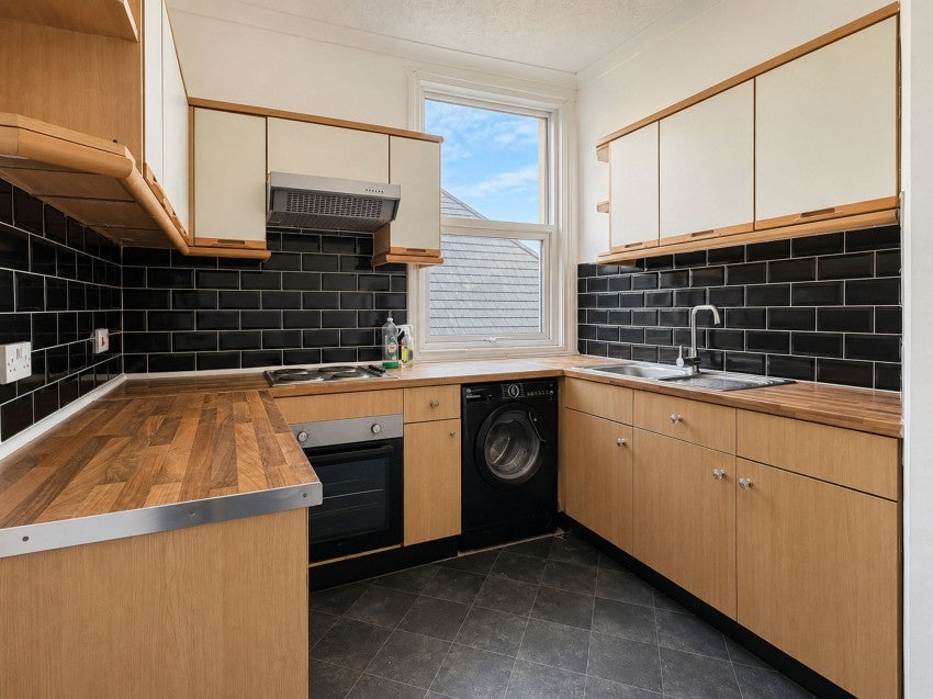 Flat Amherst Road in Rother
