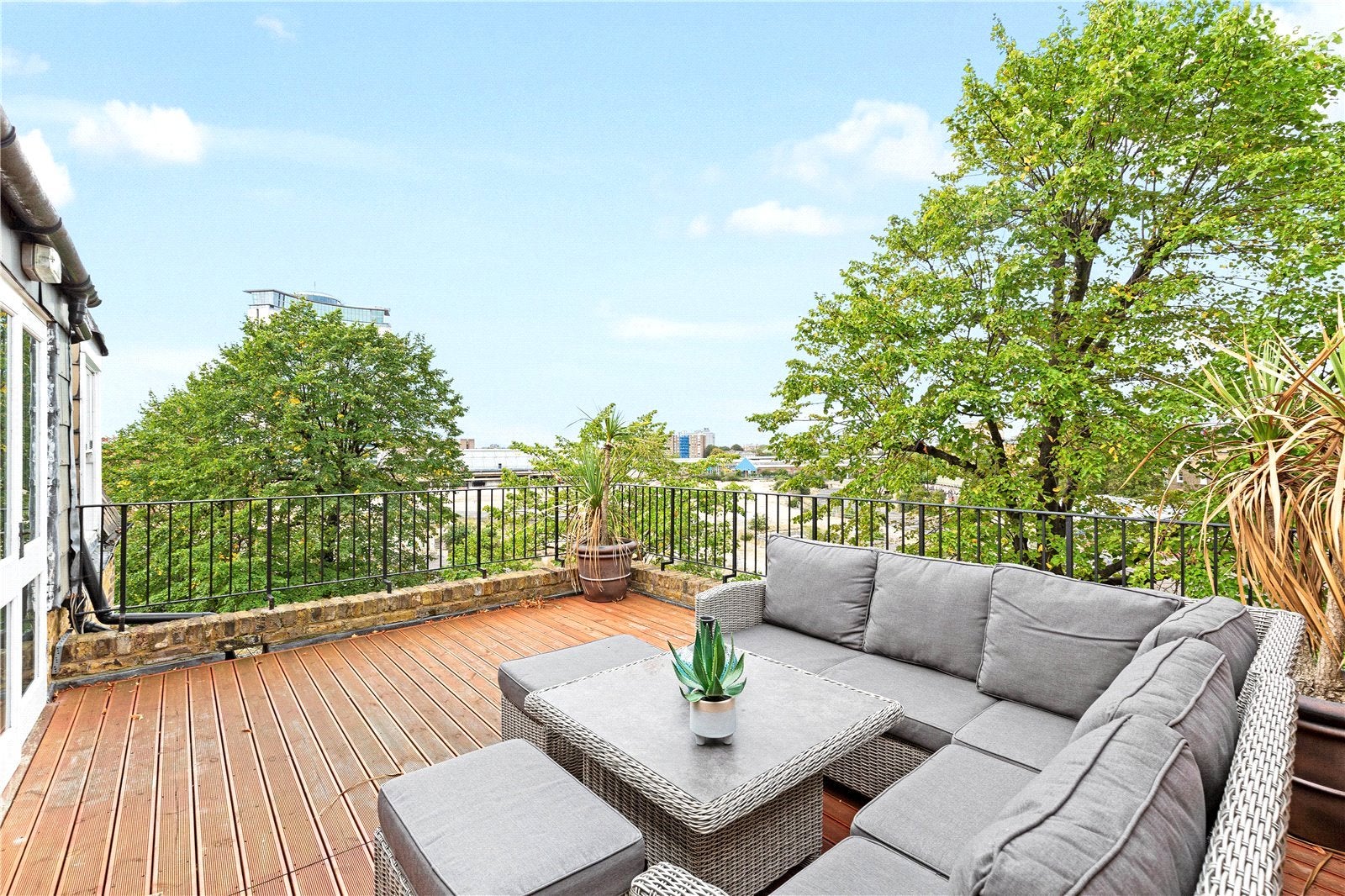 Flat Eardley Crescent in Greater London