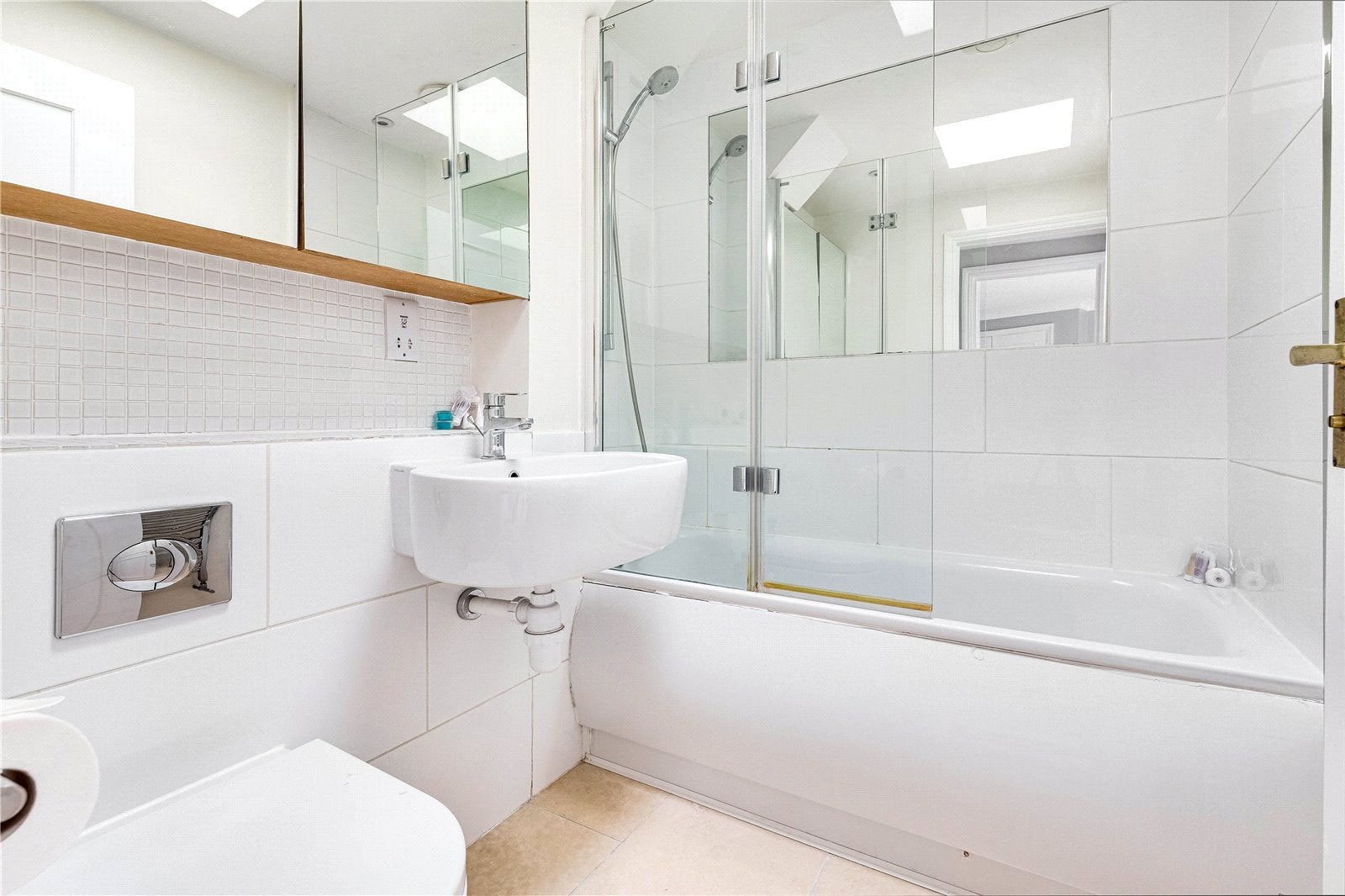 Flat Eardley Crescent in Greater London