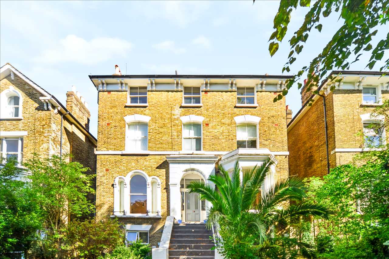 Flat Manor Park in Greater London