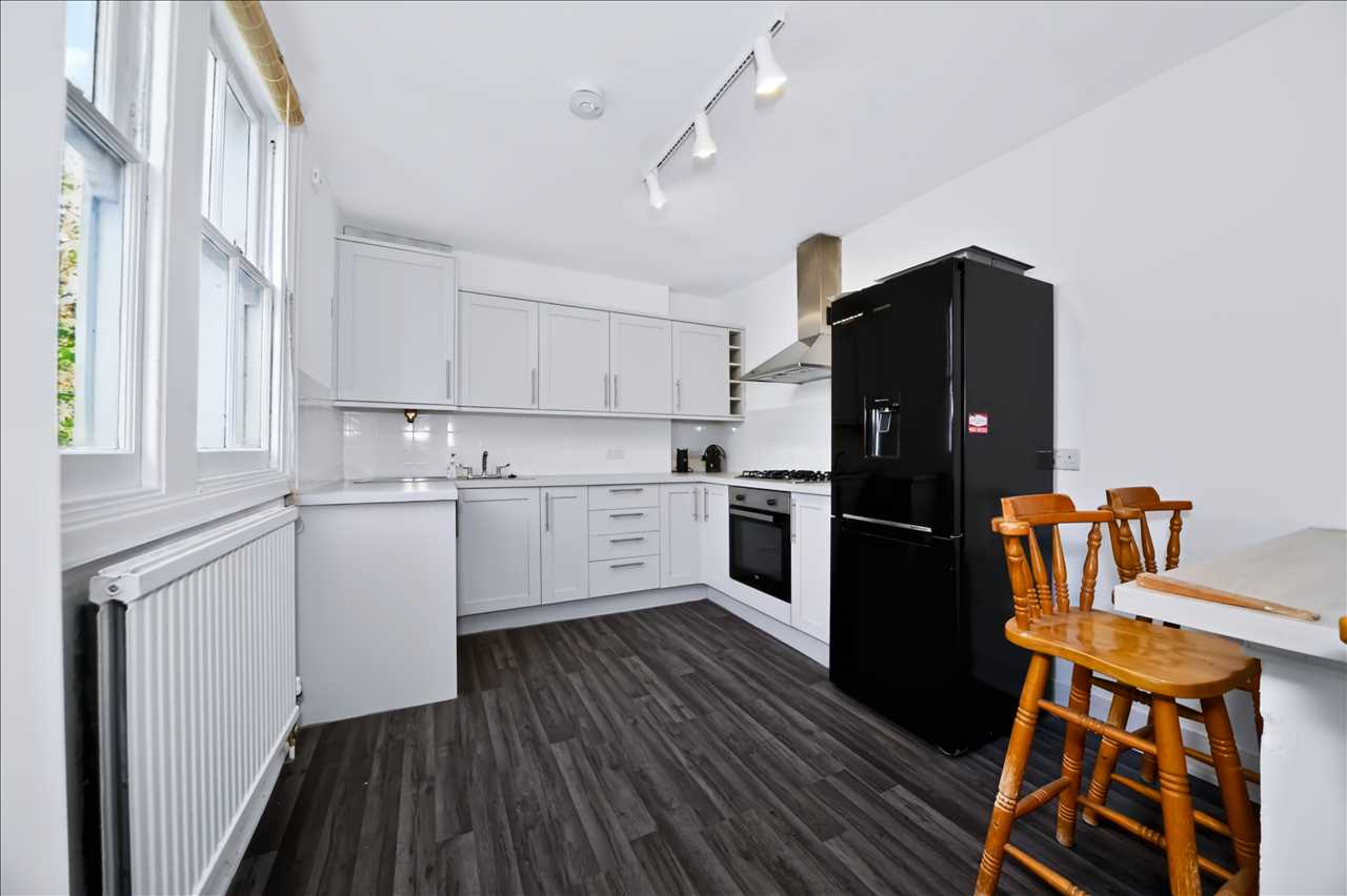 Flat Manor Park in Greater London