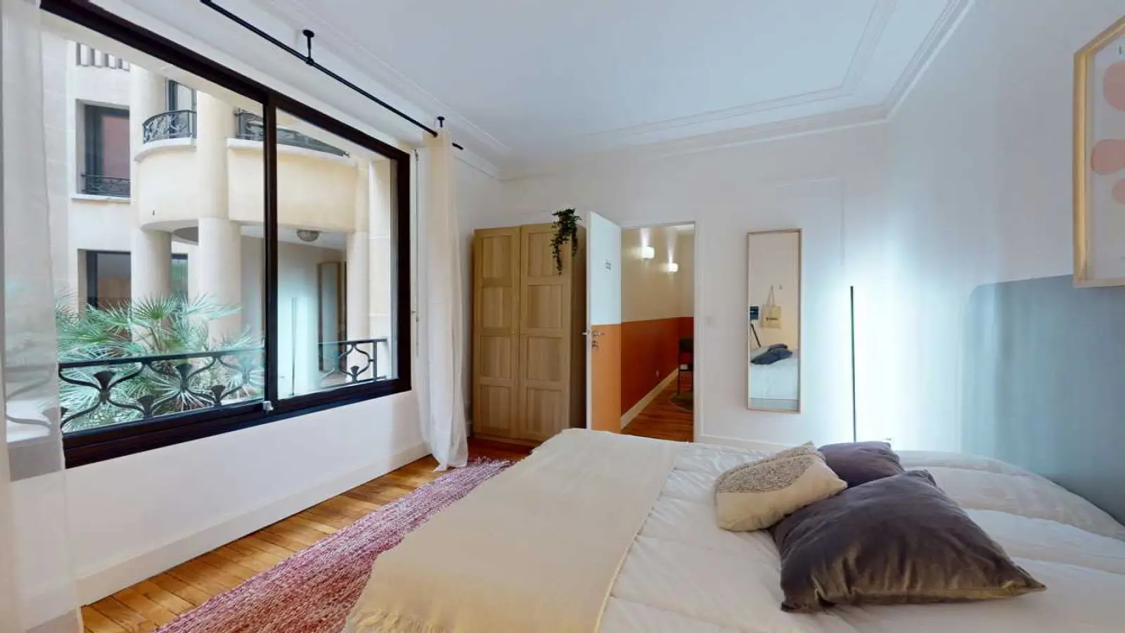 Chambre Rue François-Iᵉʳ à Paris