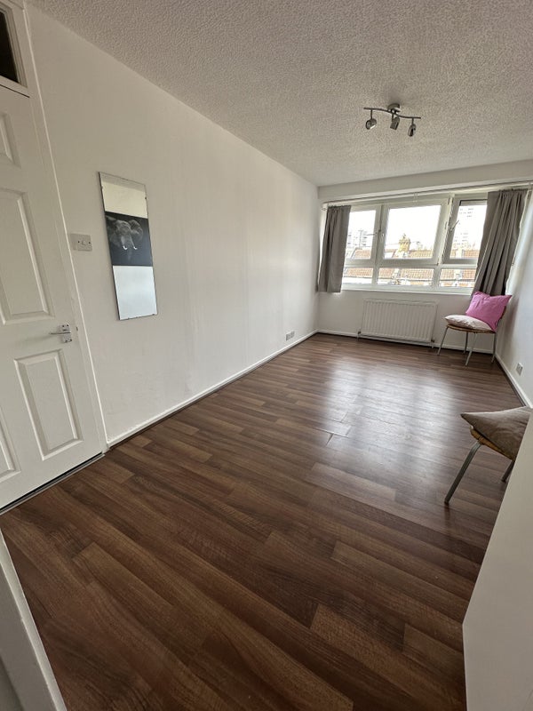 Room Shuttleworth Road in Greater London