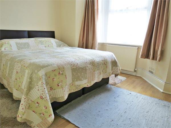 Flat Gladstone Road in Watford