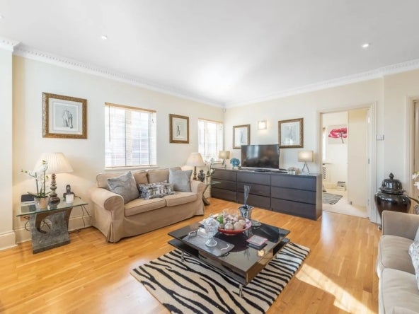 Flat The Mount in Greater London
