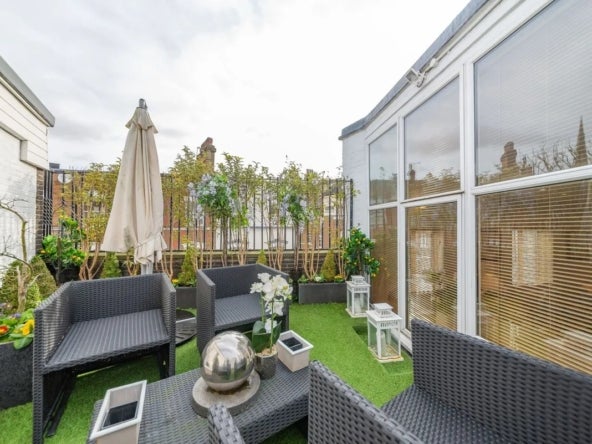 Flat The Mount in Greater London