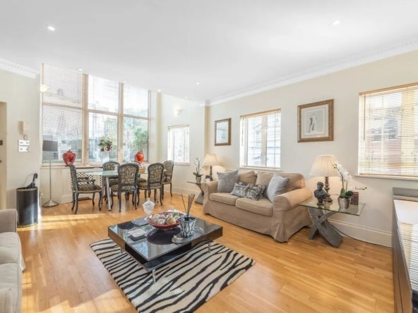 Flat The Mount in Greater London