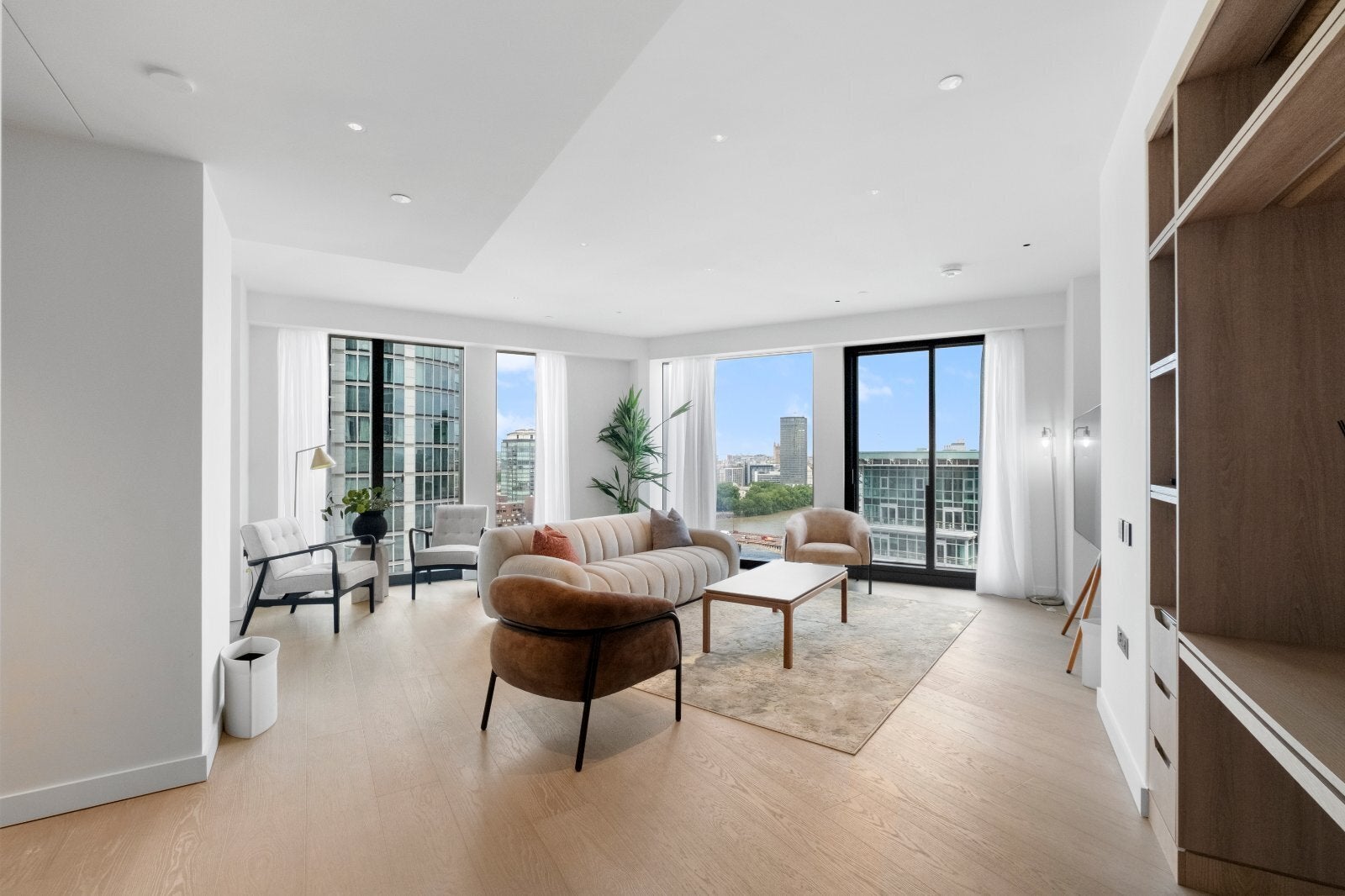Flat Nine Elms Lane in Greater London