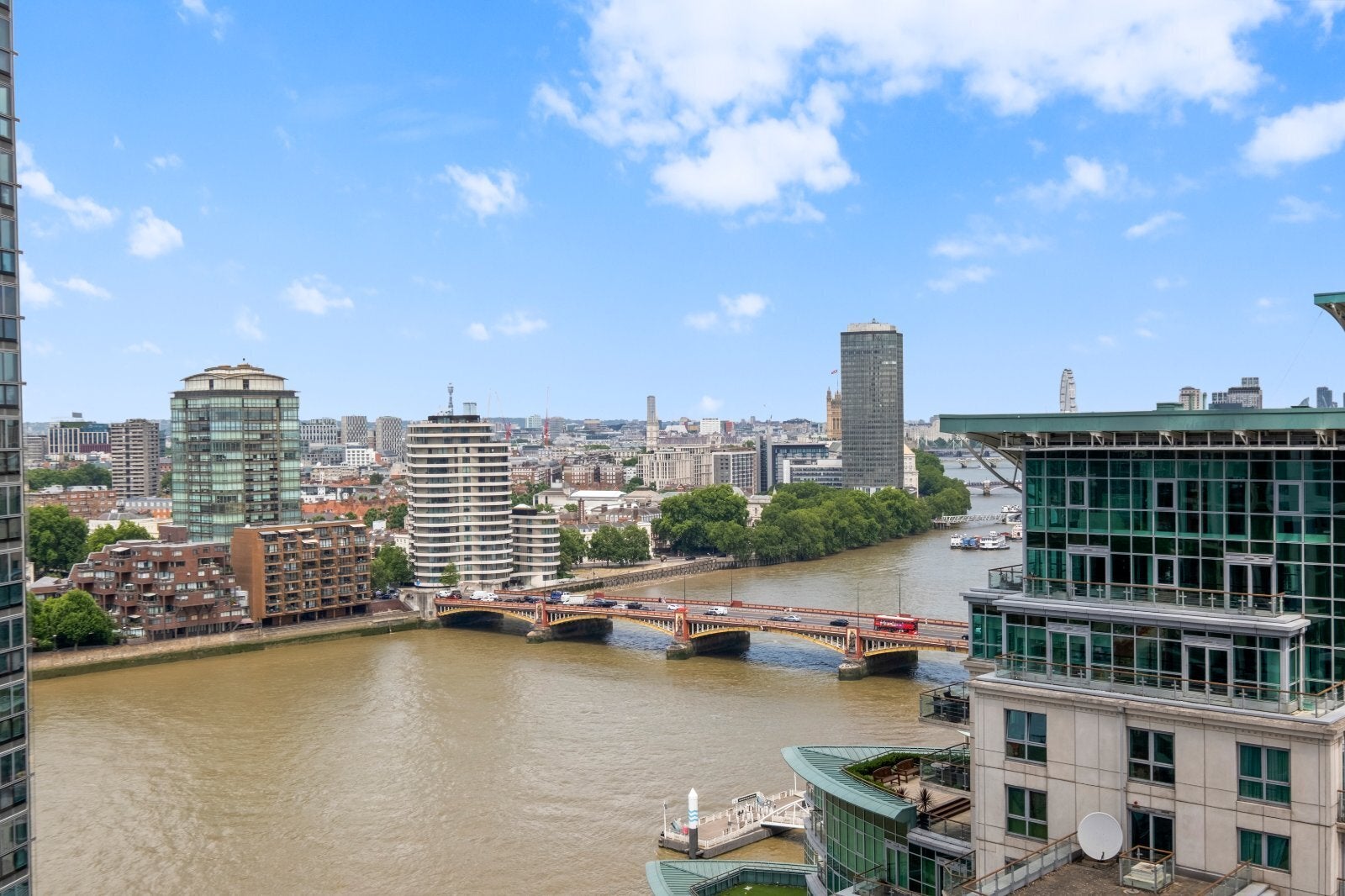 Flat Nine Elms Lane in Greater London