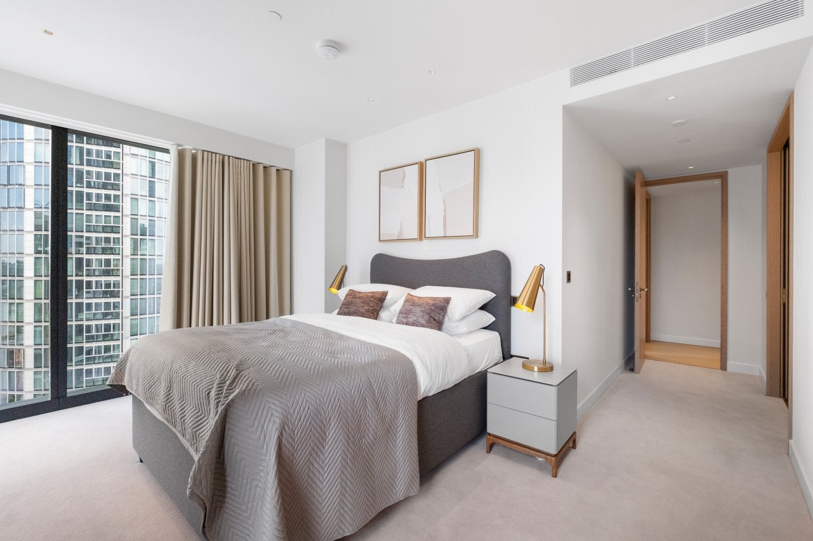 Flat Nine Elms Lane in Greater London