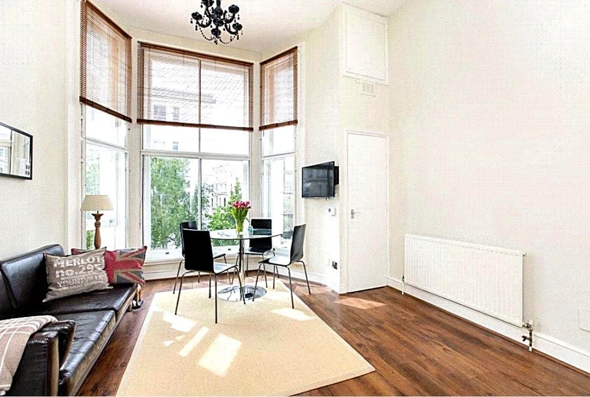 Flat Longridge Road in Greater London