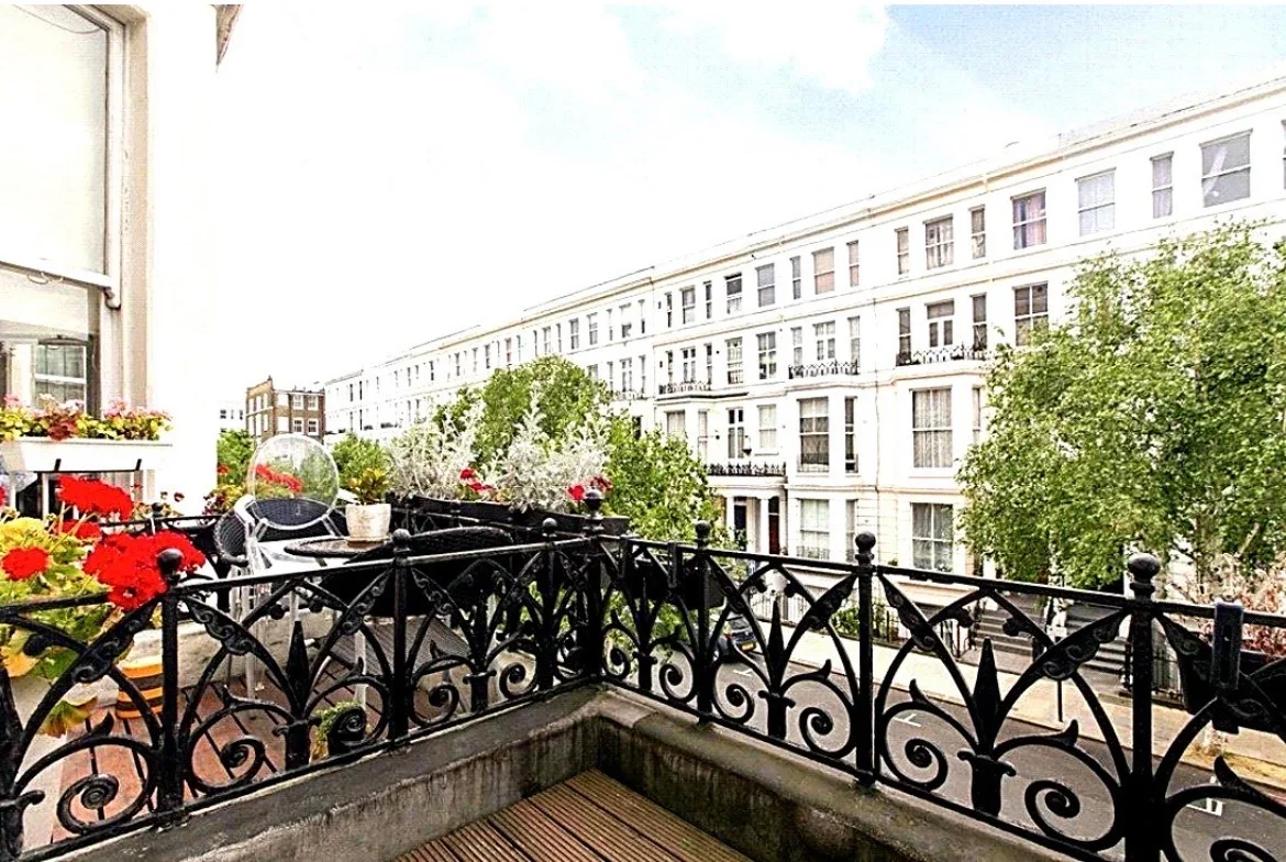 Flat Longridge Road in Greater London