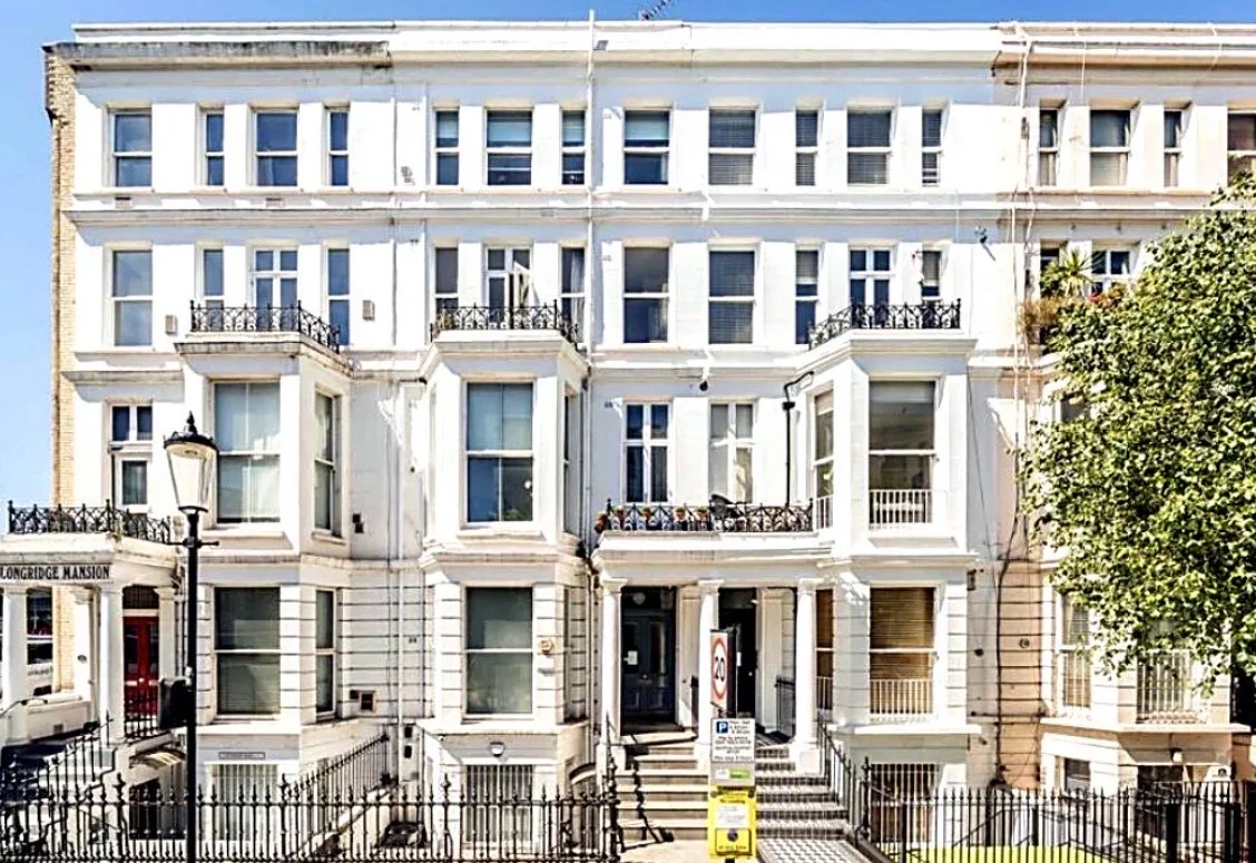 Flat Longridge Road in Greater London