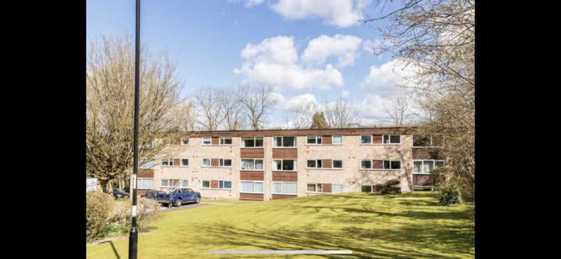Room Valley Road in Greater London