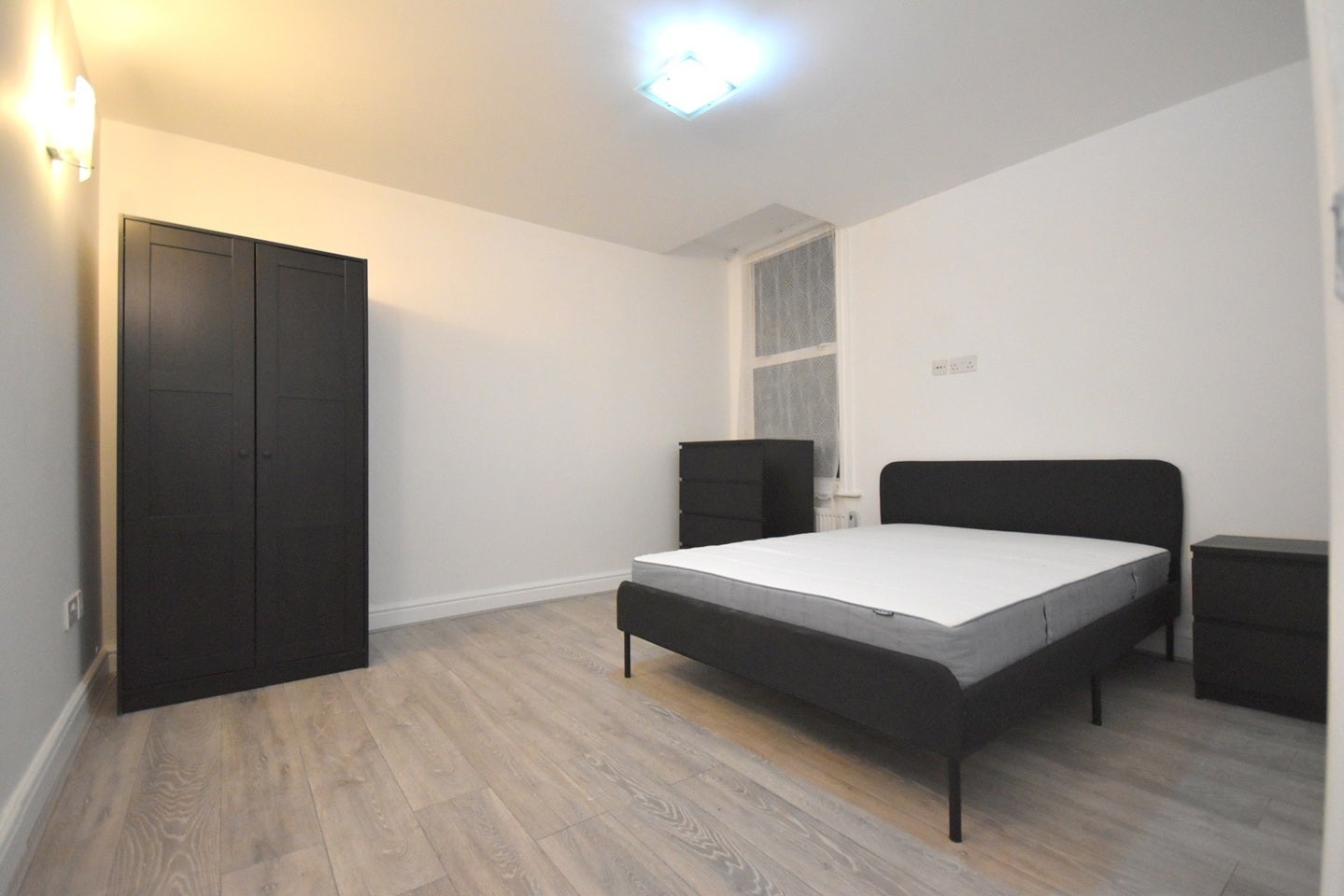 Flat Parklands Road in Greater London