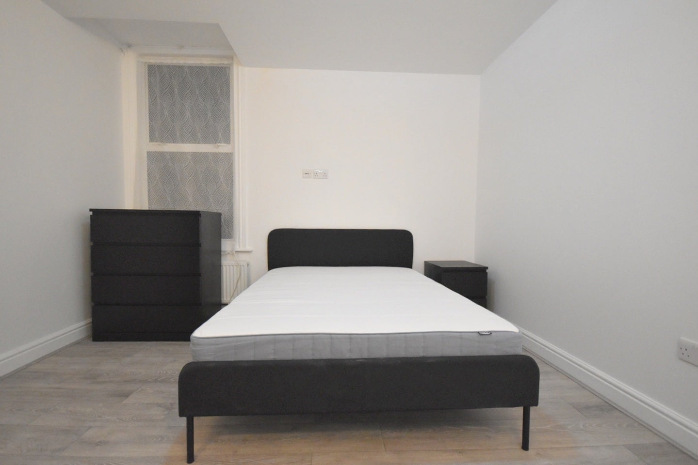 Flat Parklands Road in Greater London