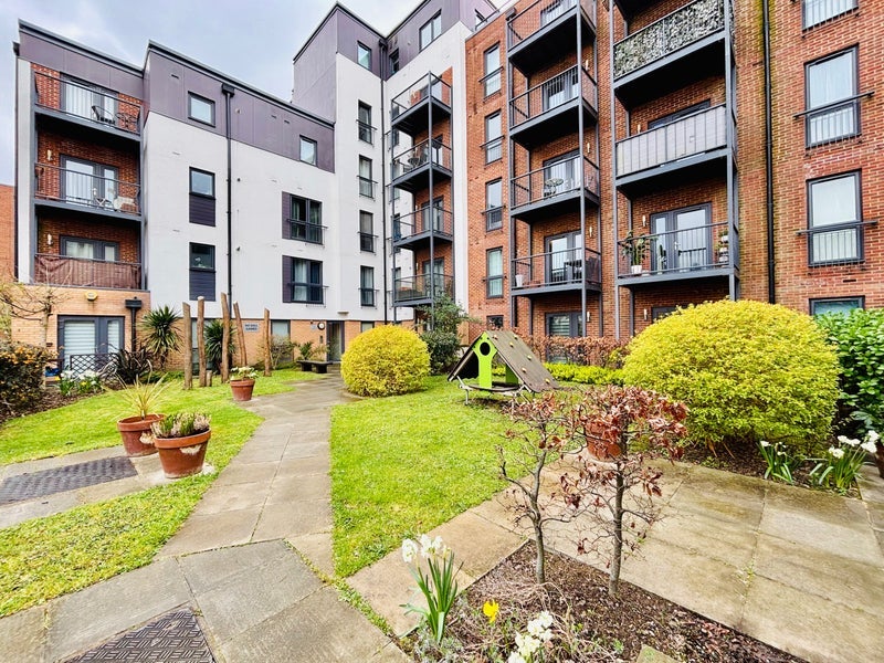 Flat Fairthorn Road in Greater London