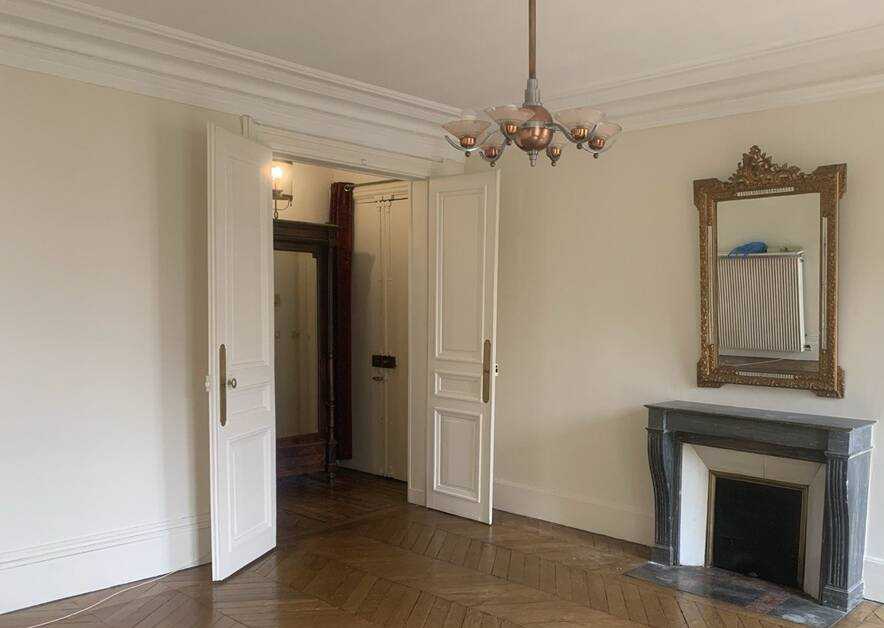 Flat Rue Crozatier in Paris
