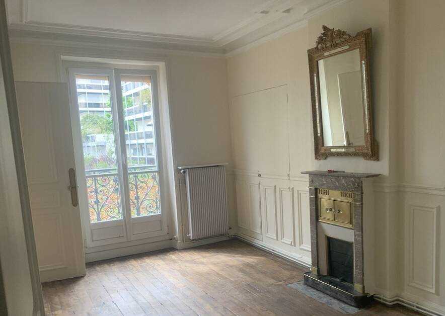 Flat Rue Crozatier in Paris