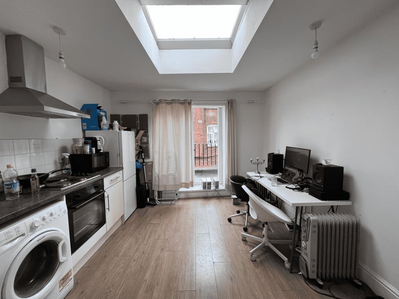 Flat Broadway Mews in Greater London