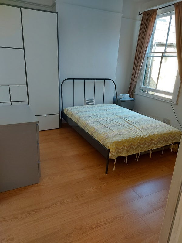 Room Wood Lane in Greater London