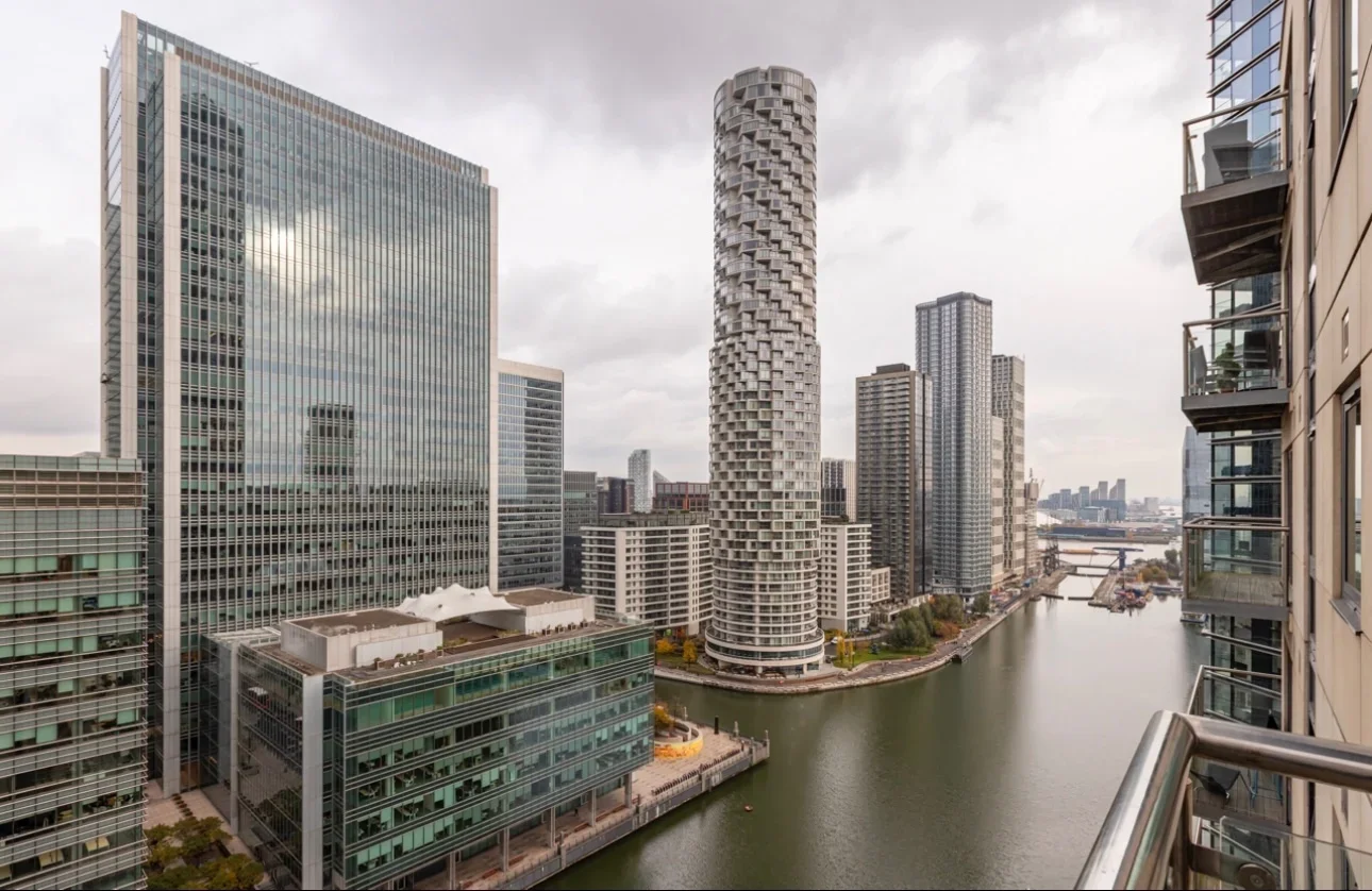 Flat South Quay Square in Greater London
