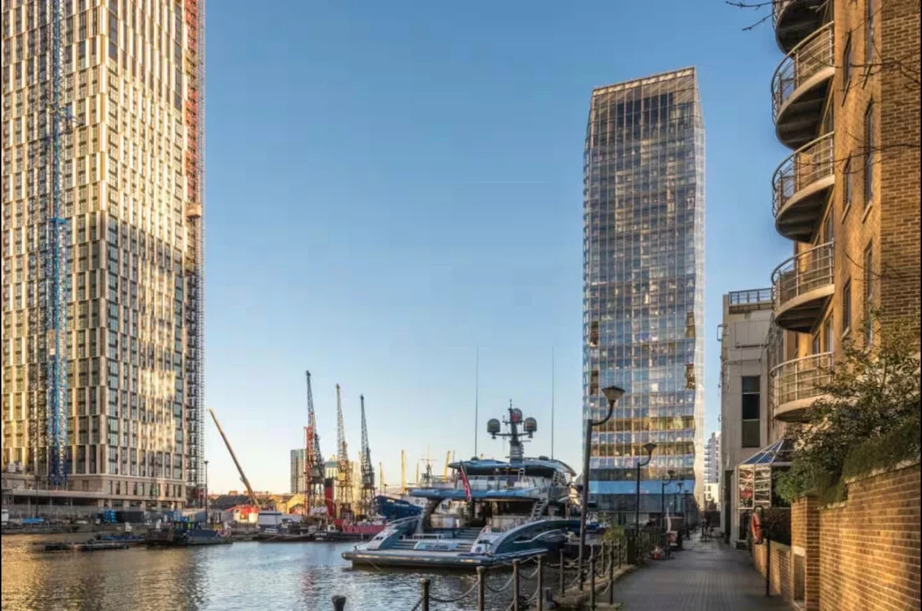 Flat South Quay Square in Greater London