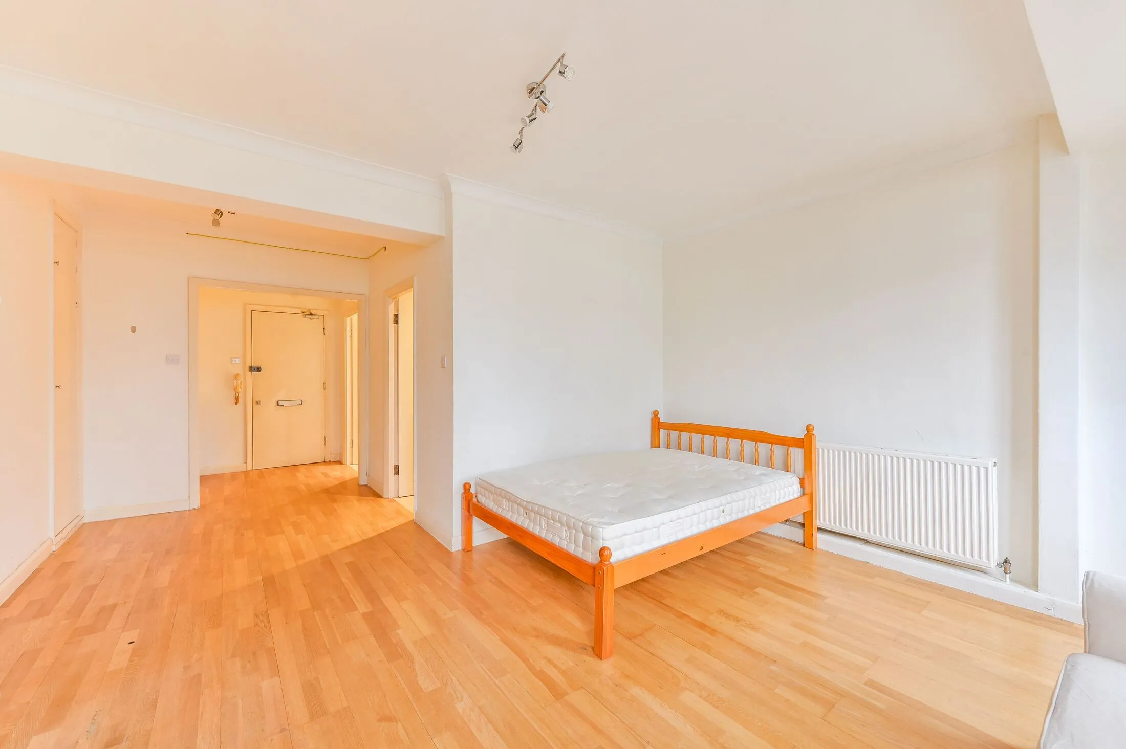 Flat Warren Street in Greater London
