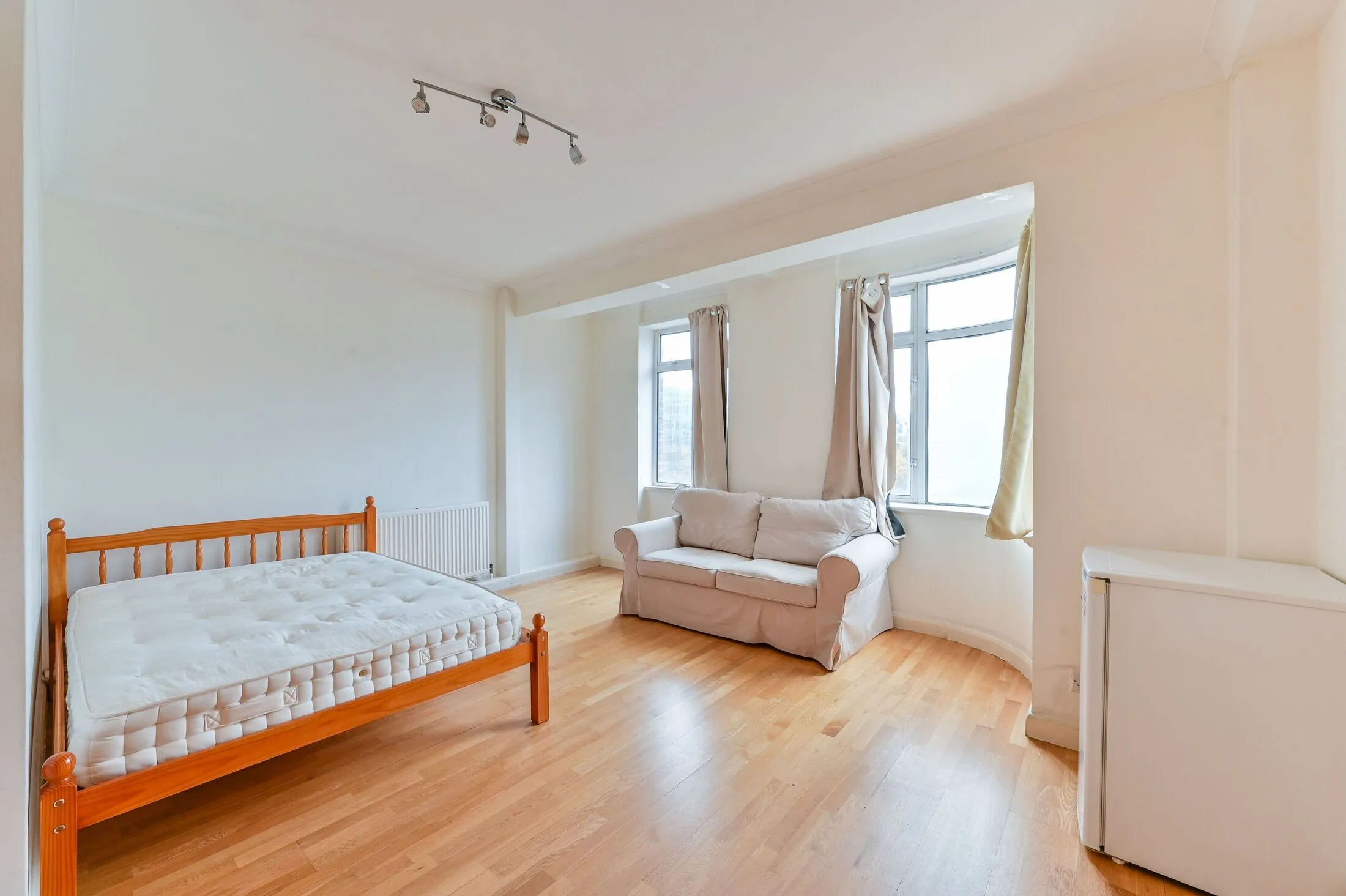 Flat Warren Street in Greater London