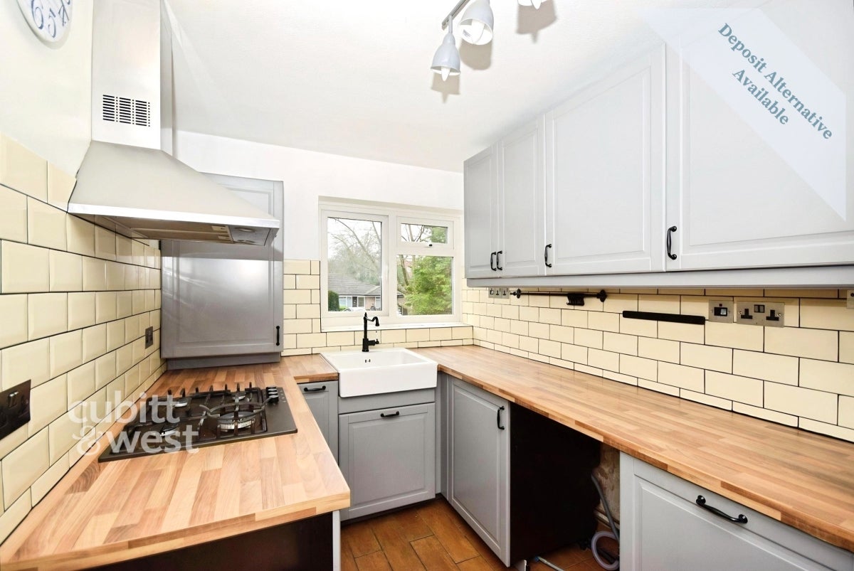 Flat Wheatcroft Court in Greater London