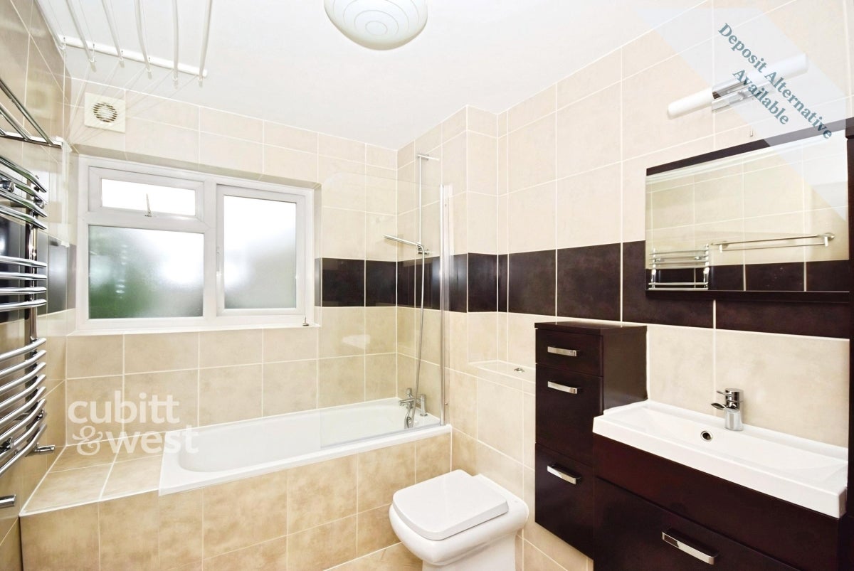 Flat Wheatcroft Court in Greater London