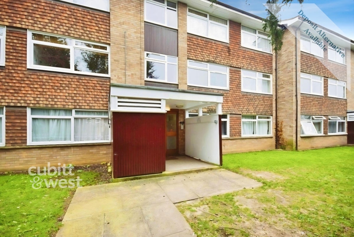 Flat Wheatcroft Court in Greater London