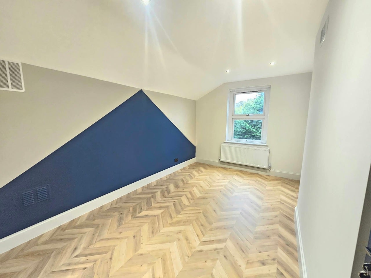 Flat Windmill Road in Greater London