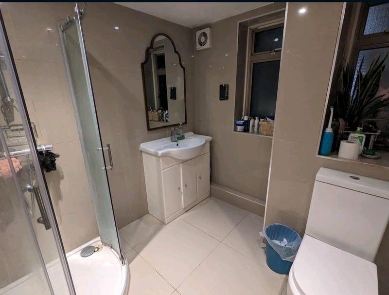 Room Cook's Road in Greater London