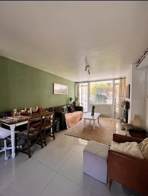 Room Cook's Road in Greater London