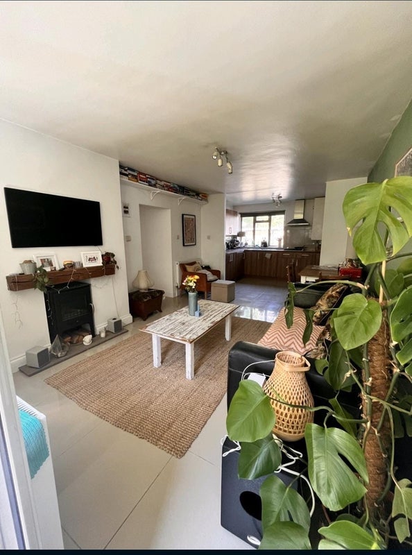 Room Cook's Road in Greater London