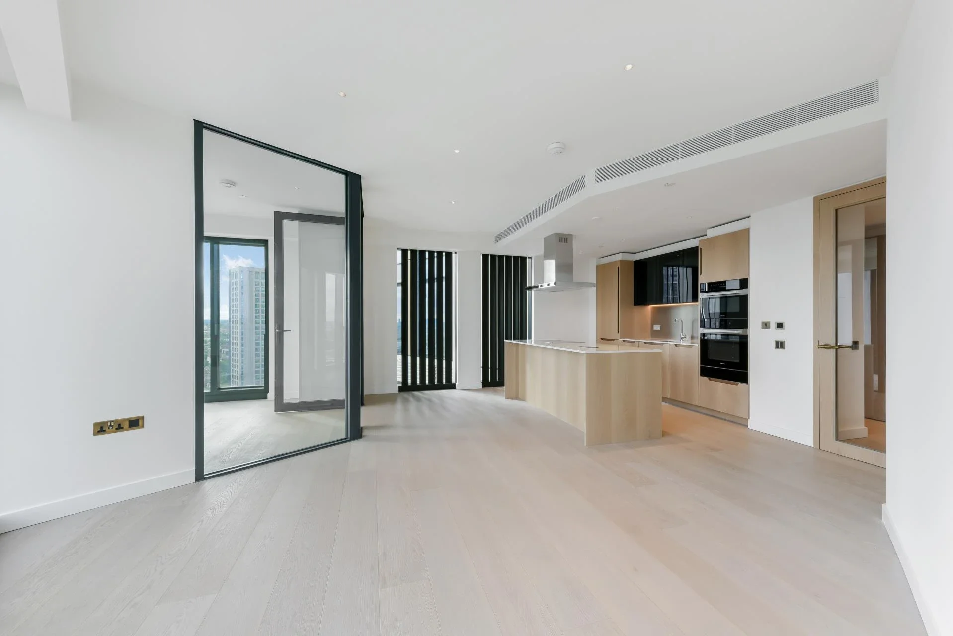Flat Nine Elms Lane in Greater London