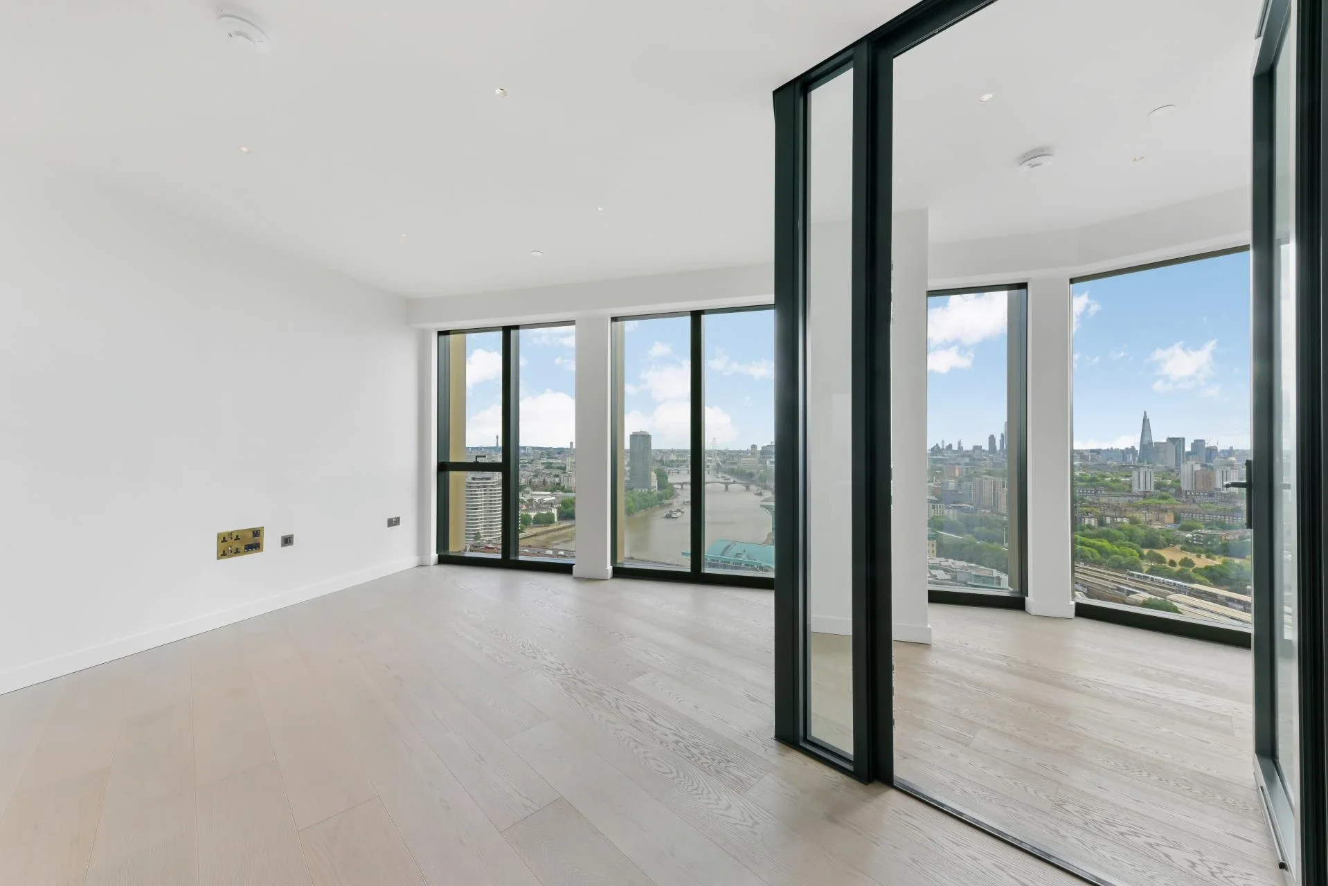 Flat Nine Elms Lane in Greater London