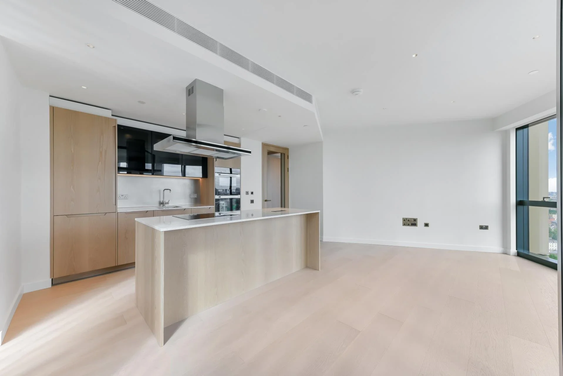 Flat Nine Elms Lane in Greater London