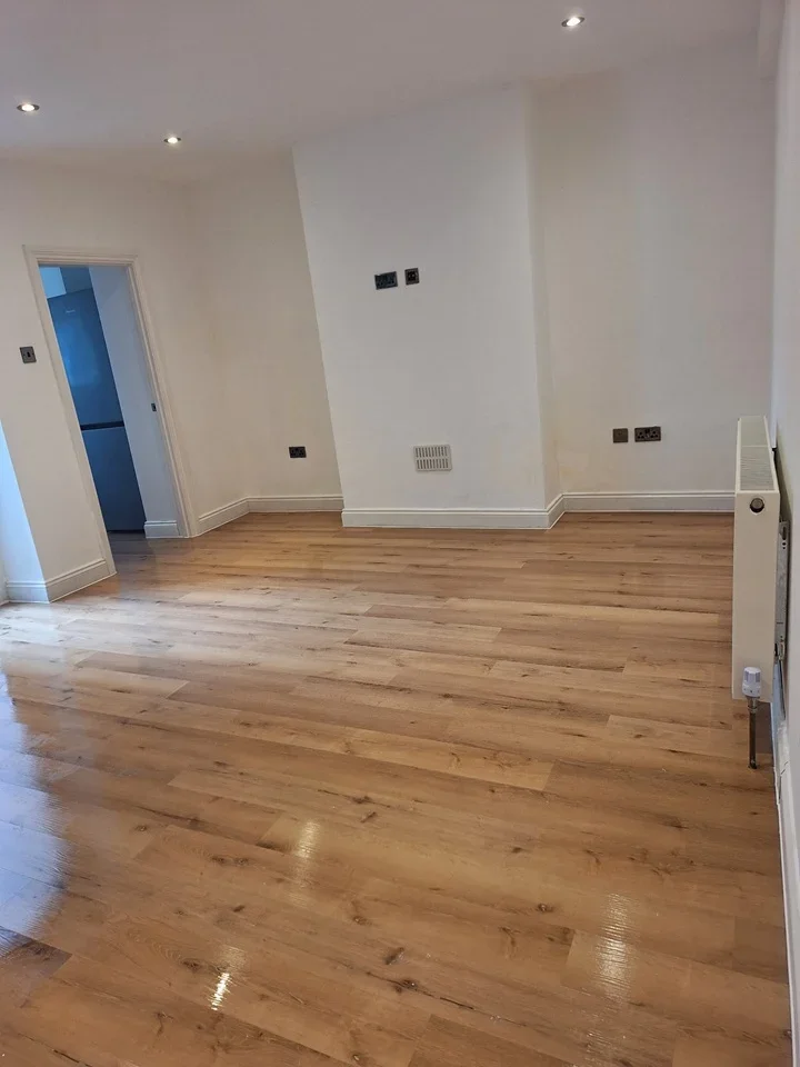 Flat Clyde Road in Greater London