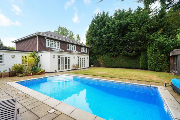 House Sandy Lane in Elmbridge