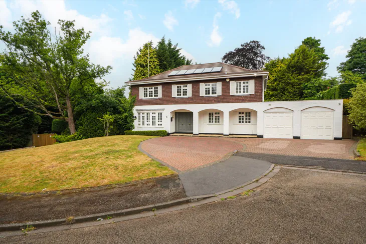 House Sandy Lane in Elmbridge