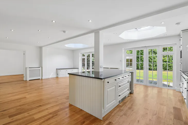 House Sandy Lane in Elmbridge